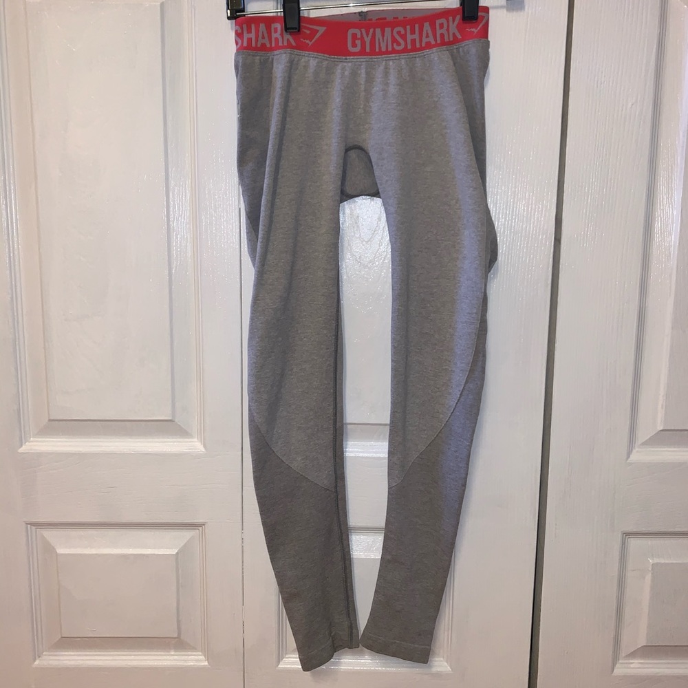 Gym shark leggings